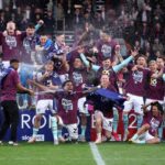 Burnley do angolano Manuel Benson festeja o regresso à Premier League